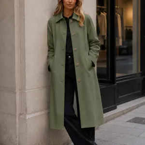 Vue détaillée du trench-coat vert olive élégant avec boutons sur le devant et revers classique.