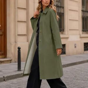 Vue détaillée de l'élégant manteau vert olive porté dans un décor de rue classique.