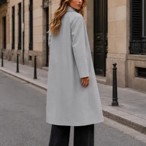 Vue détaillée de l'élégant manteau mi-long uni à revers, stylé et confortable.