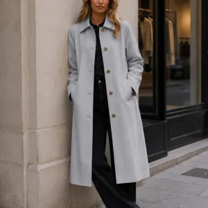 Details de manteau trench long femme uni a revers simple boutonnage en gris clair automne.