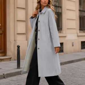 Vue détaillée du trench-coat mi-long bleu clair pour femme avec revers classique et boutons.