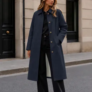 Trench-coat bleu marine classique pour femme avec col à revers et design à boutons simples.