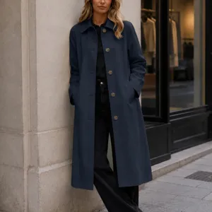 Vue rapprochée du manteau élégant à revers et boutons porté en extérieur, montrant les détails.
