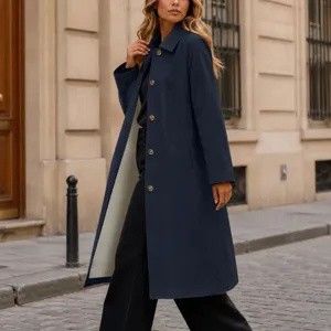 Classique trench-coat long bleu marine à col revers, mode féminine élégante chic.