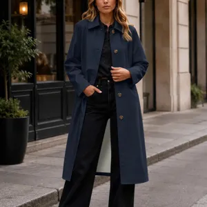 Détail de trench-coat mi-long bleu foncé, col à revers élégant et design simple boutonnage.