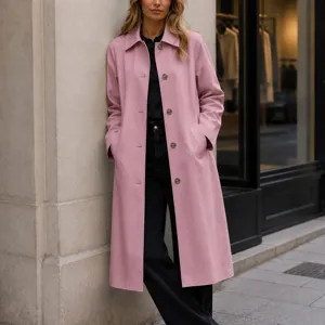 Decouvrez notre manteau long rose chic pour femme avec revers classique et fermeture a boutons.