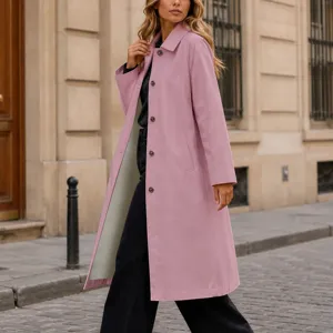 Vue de detail du beau manteau long elegant de couleur unie avec revers pour femmes.