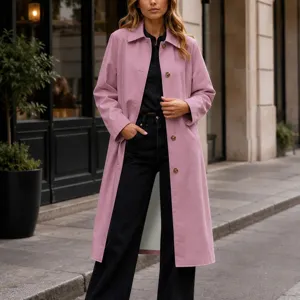 Vue detaillee du trench coat mi long pour femme avec revers et boutons en rose uni automne