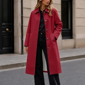 Gros plan détaillé du élégant trench-coat rouge à simple boutonnage et col à revers.