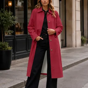 Vue détaillée de l'élégant trench magenta avec un revers classique et une fermeture à boutons.