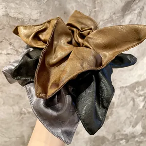 Coleteros cuadrados de cuero metálico, gomas de pelo suaves para mujeres y estilo diario.