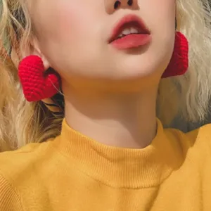 Boucles d'oreilles cœur en tricot rouge fait main détail, jolies paires douces peluche.