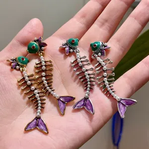 Gedetailleerd overzicht van vintage retro visgraat oorbellen met parels en emaille.