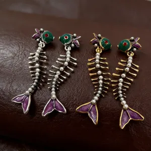 Vintage paleis stijl visgraat oorbellen met parels en rode strass stenen, elegant retro ontwerp.