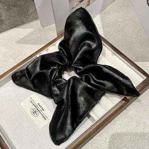 Coletero de pelo cuadrado de cuero negro vista detallada, elegante goma para mujeres.