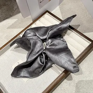 Coletero de cuero gris oscuro con extremos de pañuelo, cinta elástica muy elegante.