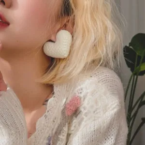 Boucles d'oreilles cœur crochet détail, jolies boucles amour tricot, peluche blanche.