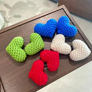 Boucles d'oreilles cœur au crochet faites main, bijoux amour peluche colorés 3D.