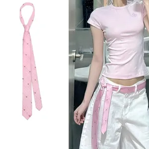 Corbata rosa con patron de corazones accesorio de moda versatil para mujer estilo dulce cinturon