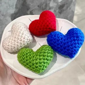 Boucles d'oreilles cœur au crochet faites à la main, puces d'oreilles en peluche 3D.