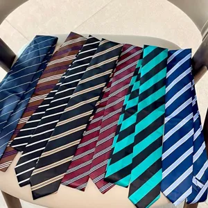 Primer plano detallado que muestra una colección de corbatas a rayas multicolores.