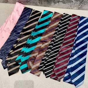 Conjunto de corbatas a rayas preppy elegantes para mujeres, accesorios de uniforme.