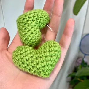 Boucles d'oreilles cœur vert au crochet faites main, détail cœur en peluche 3D.