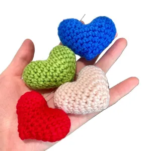 Boucles doreilles coeur tricotees a la main, bijoux fantaisie peluche tendance mode.