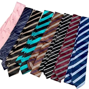 Corbatas de rayas elegantes para mujer en varios colores, ideales para el uso diario.