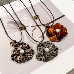 Leopard print pearl resin flower pendant necklace with rope chain for women fashion style