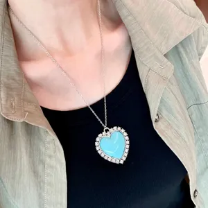 Vue detaillee du collier de strass coeur bleu retro, bijou de chaine argente pour femmes.