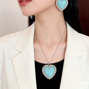 Boucles d'oreilles coeur bleu et collier pendentif en cristal assorti pour femmes.
