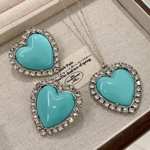 Ensemble collier et boucles d'oreilles cœur bleu strass, bijoux rétro élégants et détaillés.