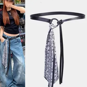 Vue rapprochée détaillée de la ceinture en cuir pour femme avec accessoire foulard imprimé.