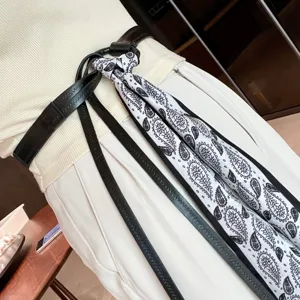 Femme foulard ceinture accessoire chaîne de taille en cuir noir avec motif cachemire noir et blanc.