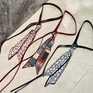 Vue détaillée de la ceinture foulard en soie pour femmes avec bracelet en cuir et motif.