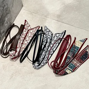 Vue détaillée de la ceinture fine en cuir foulard en soie vintage pour femme motif cachemire.