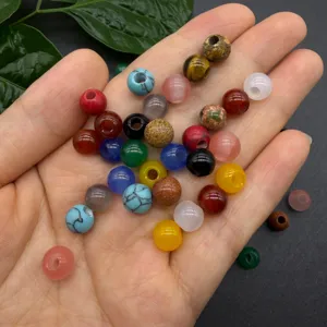 Primo piano di perline in pietra naturale da 8mm con foro grande, accessori per gioielli fai da te.