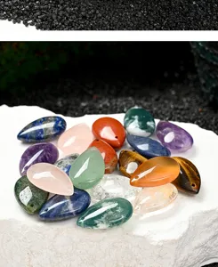 Vista en primer plano de varios colgantes con forma de gota de piedra preciosa para joyería DIY.