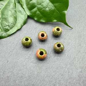 Dettaglio di perline in pietra naturale con foro grande, perle sfuse rotonde da 8mm per gioielli.