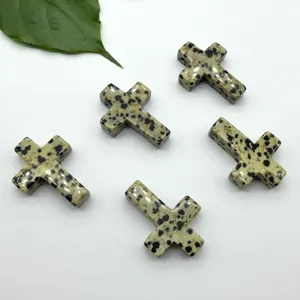 Close-up detail van natuurlijke dalmatiër jaspis kruis hanger kralen mooi gepolijst.