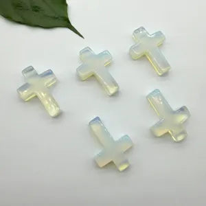 Detailopname opalen kwarts kruis hanger onderdelen, glad gepolijste kristal bedels voor sieraden.