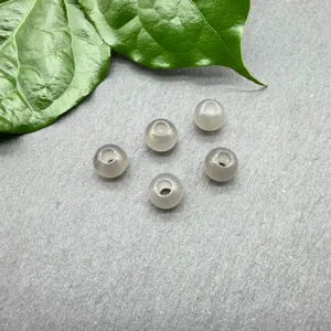 Primo piano di perline in pietra naturale da 8mm con grande foro per accessori di gioielli.