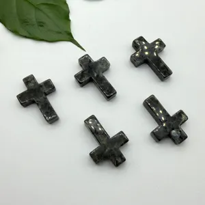 Detailopname van natuurstenen kruisangers met dwarsgat, perfect voor het maken van mooie sieraden.