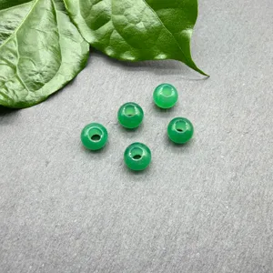 Primo piano di perline in pietra naturale verde da 8mm con foro grande per gioielli.