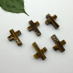 Detailweergave tijgeroog kruis hanger, gepolijste edelsteen voor sieraden accessoires.