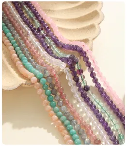 Nahaufnahme von 6mm natürlichen Edelstein-Rundperlen in bunten Farben für DIY-Schmuck.