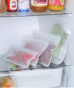 Detailansicht wiederverwendbarer EVA Frischhaltebeutel im Kühlschrank für Gemüse.
