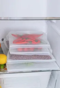 Transparenter wiederverwendbarer Frischhaltebeutel mit Doppeldichtung fuer Kuehlschrank.