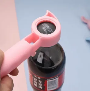 Gedetailleerd overzicht van roze 4-in-1 konijn flesopener met antislipontwerp voor potten en flessen.